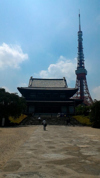 増上寺の本殿と東京タワー