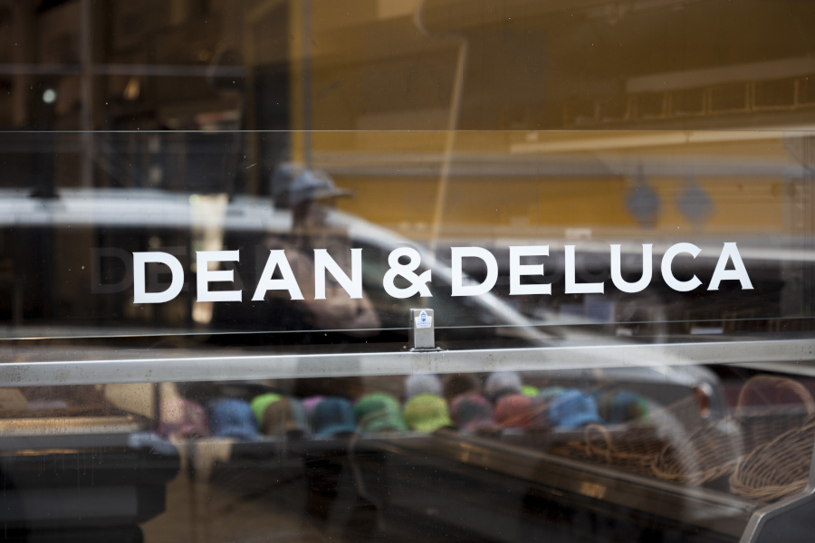 ガラスに描かれたDEAN & DELUCAの文字