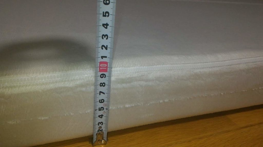モットン（motton）マットレスの厚みをメジャーで測定（10cm）