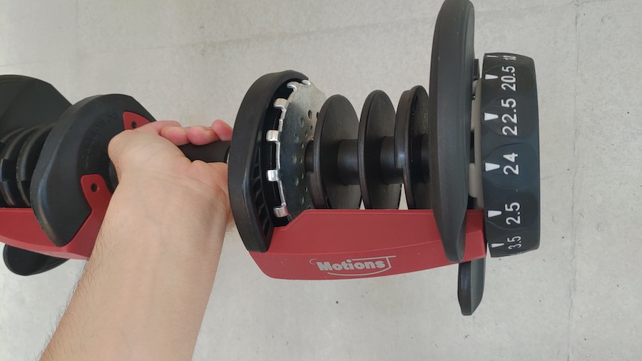 Motionsダンベル3.5kgを左手で持ち上げる