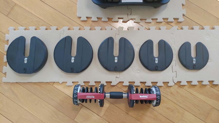 Motionsダンベルのプレートを一列に並べる