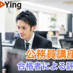デスクワークするスーツ姿の若い男性