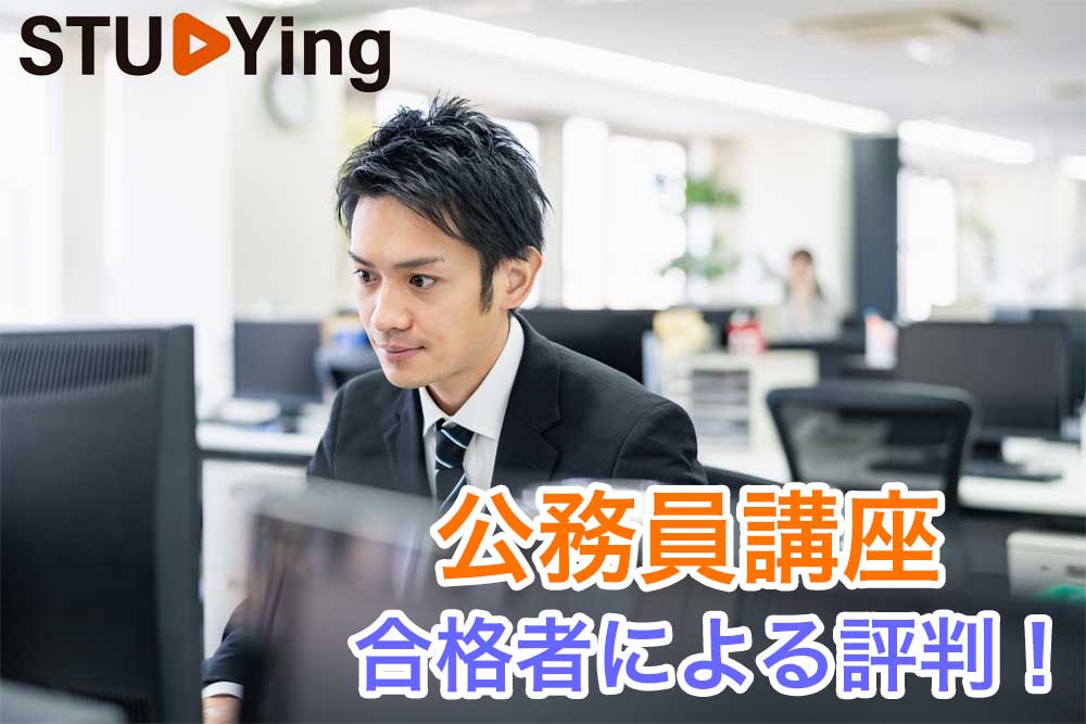 デスクワークするスーツ姿の若い男性